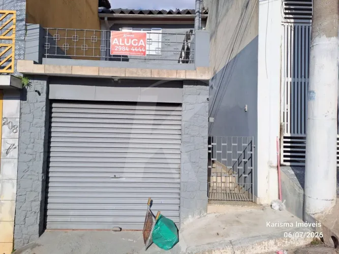 Casa com 2 quartos, sala, cozinha, banheiro, área de serviço, quintal, 1 vaga de garagem.