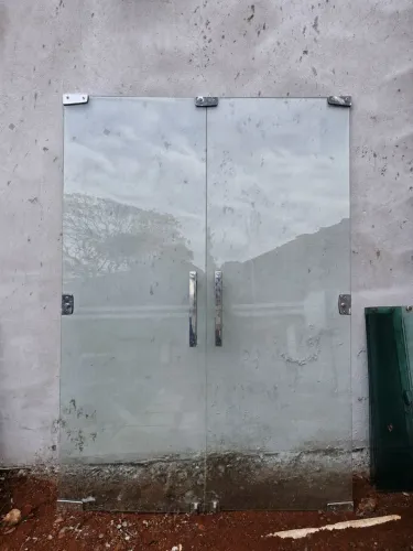 Porta vidro blindex 2 lâminas com puxadores cromados