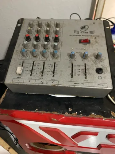 Vendo 1 mesa de som de 6 canais