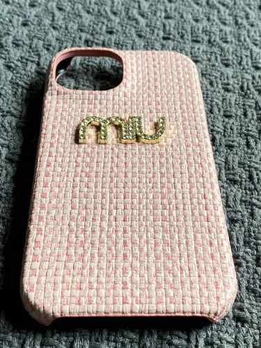 Capa Capinha iPhone 13 14 Miu Miu Rosa Trançada Pedraria Strass