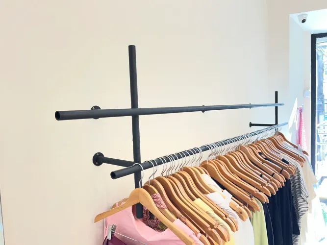 Arara (em ferro) expositora de roupas - fixar em parede