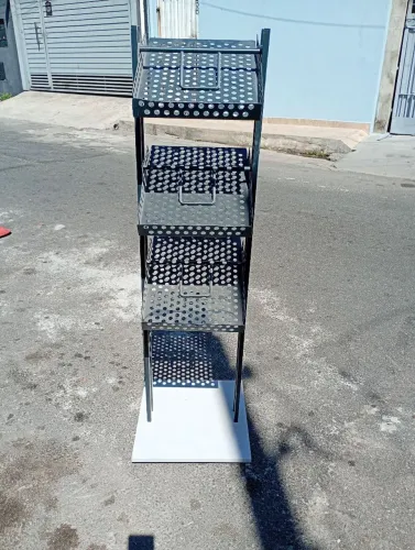 Expositor de chão em metal