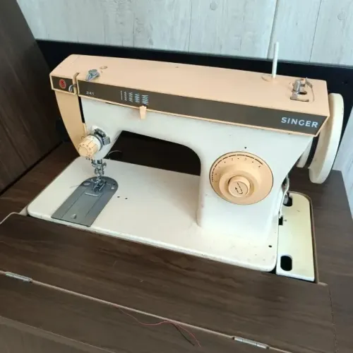 Maquina Costura Singer, em perfeito funcionamento. Faz costura reta e zigzag.