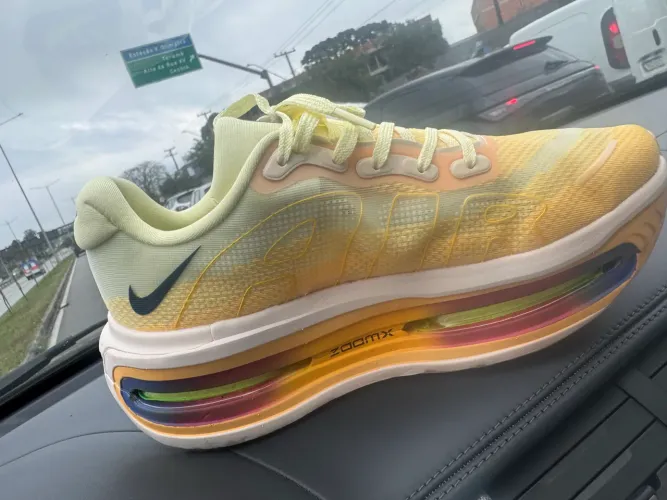 Tênis Nike modelo vomero premium