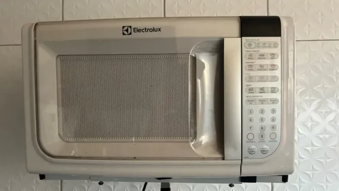 Microondas pouco usado, está funcionando excelentemente.
