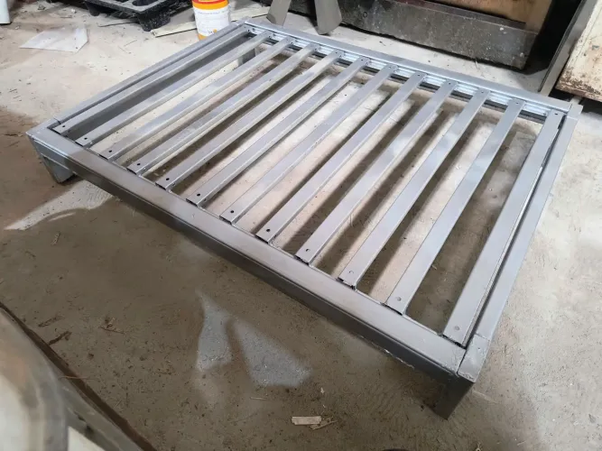 Pallet De Aço Para Frente De Loja Robusto e Resistente