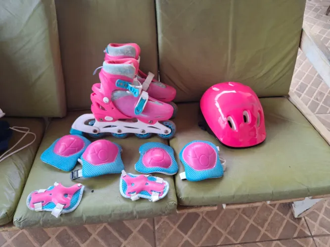 Vendo patins infantil regulável de tm 32 a 35 completo bem conservado 70$ nao entrego