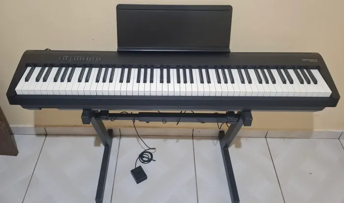Piano Digital Roland Fp-30x Bluetooth 88 Teclas Sensitivas Bivolt com suporte