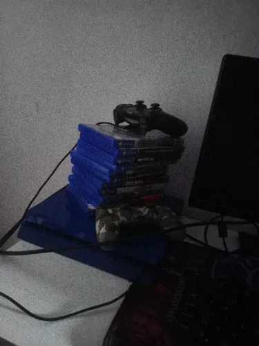Ps4 slim edição de aniversário acompanha 11 jogos e 2 controles aceito troca em bike AR29