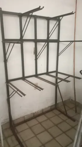Expositor temos de vassoura,carvão, salgadinhos e sandálias