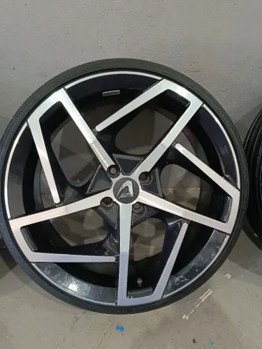 Jogo de rodas Mark 8 aro 18" tala 6 com pneus 