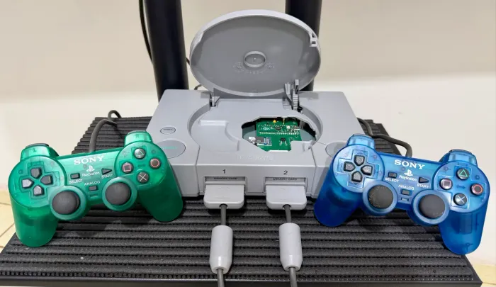 PlayStation 1 Sony SCPH-5501 | PicoStation | 128 GB | 2 DualShock Série A