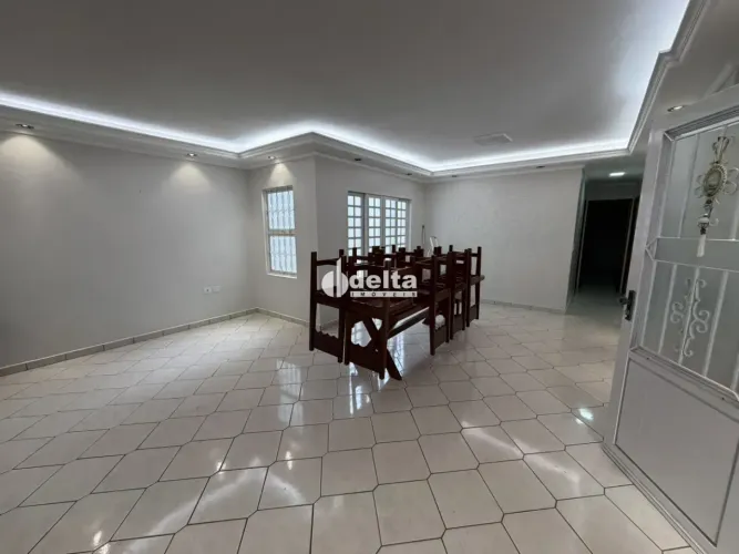Casa com 4 quartos sendo 1 suíte disponível para locação no bairro Santa Luzia em Uberlând