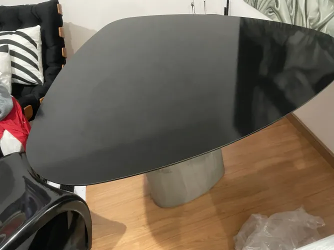 Mesa laca preta com base cimento queimado