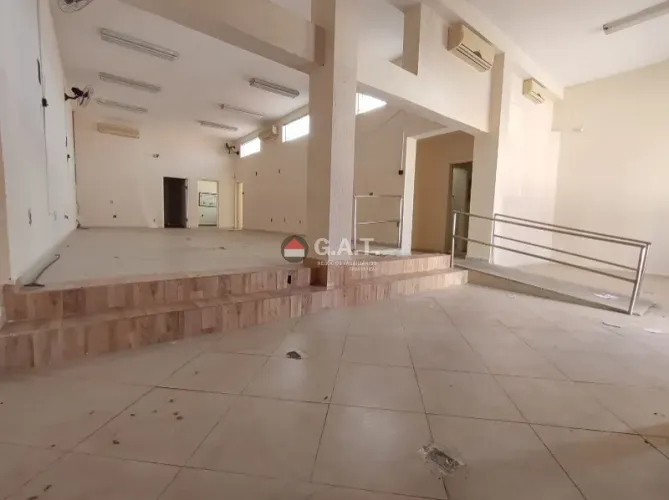 Casa comercial à venda em Votorantim-SP, Centro: 5 salas, 4 banheiros, 228,65 m² de área.