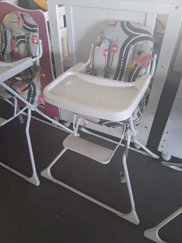 Cadeira de alimentação com detalhe tenho 2