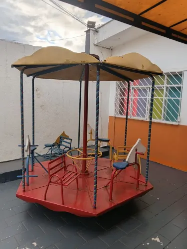 Carrocel de ferro infantil