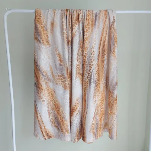 Saia longa animal print oncinha mesclada. Tá nova, zero defeitos.