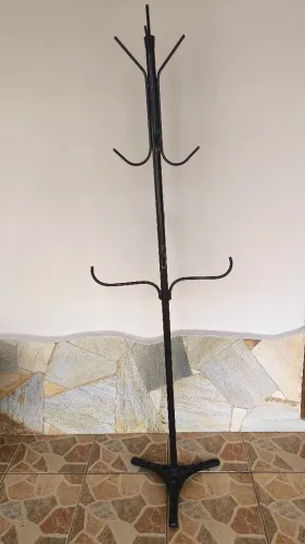 Cabideiro de chão com estrutura metálica e base robusta.