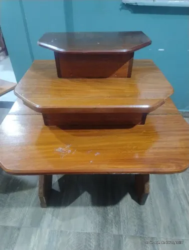 Vendo duas mesas em madeira de 2 plataformas e 3 apenas 350 reais as duas!