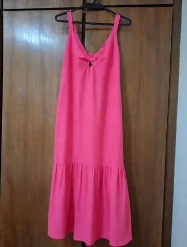 Vestido de linho, moderno cheio de estilo.