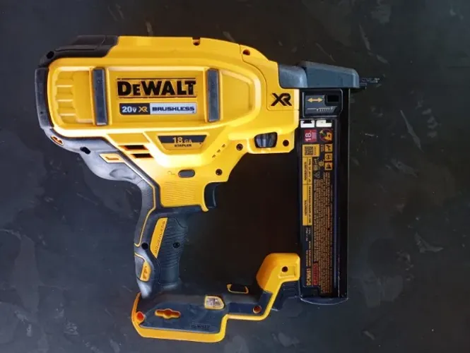 Grampeador a Bateria (XR) DCN 681 20v (DeWALT)