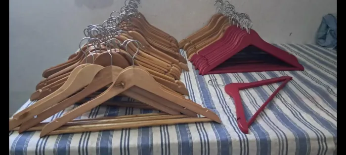 78 Cabides de Madeira, 65 na cor amarelo e 13 na cor vermelha.