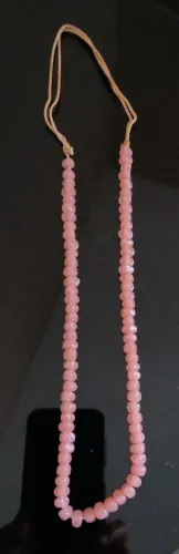 Colar de quartzo rosa com cordão regulável ,perfeito estado
