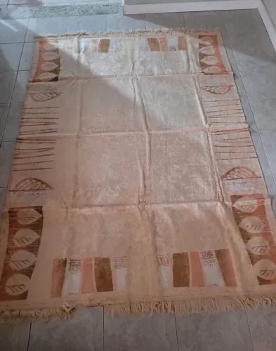 tapete bege com estampa de folhas 150x200m