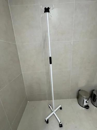Suporte de soro com rodinha