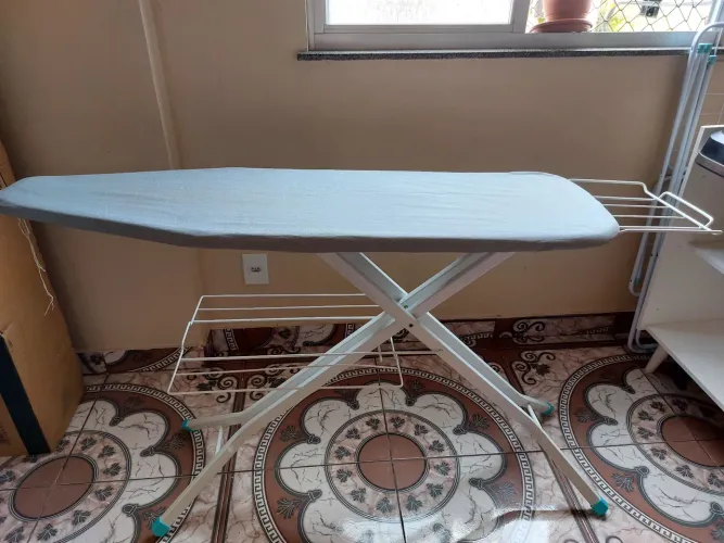 Mesa de passar Tramontina- em aço e com ajustes de altura e manta térmica 