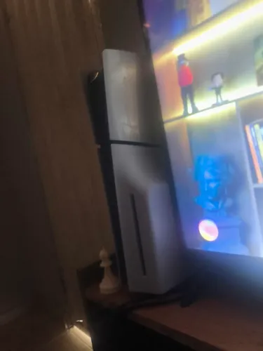 Playstation 5 com dois controles e dois jogos.