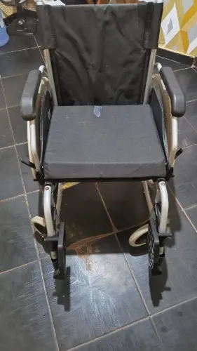 CADEIRA DE RODAS EM ALUMÍNIO DOBRÁVEL ATÉ 120 KG D600 DELLAMED.