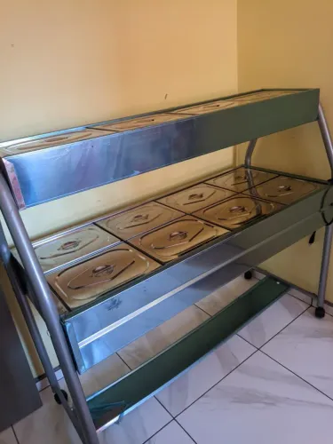 Buffet completo com oito cubas quentes e quatro cubas frias. 2.499,00  a vista 