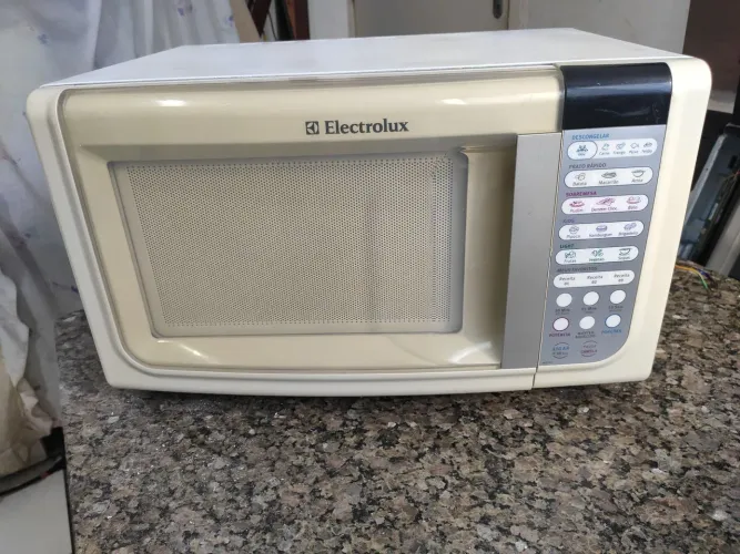 Microondas Eletrolux 23 litros, com garantia de 3 meses.