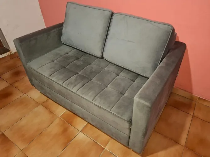 Sofá-cama em veludo cinza seminovo em perfeito estado - Retirada em Diadema, não desmonta