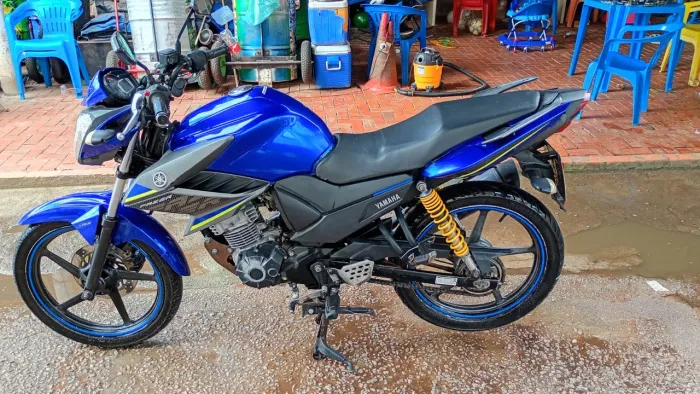 Moto bonita e econômica pro dia dia