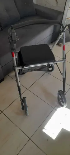 Andador com freio e bolsa