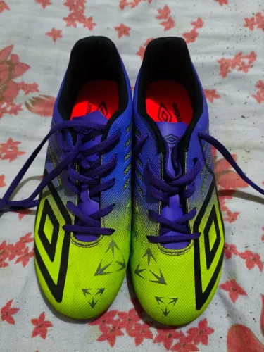 Chuteira de campo umbro velocista