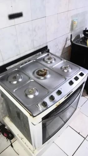 Fogão de 5 bocas eletrônico tudo funcionando direitinho forno e as 5 bocas 