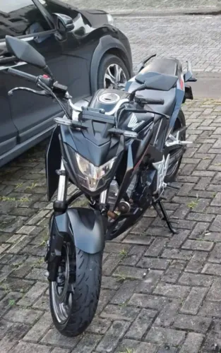 Vendo CB 300F bem conservada