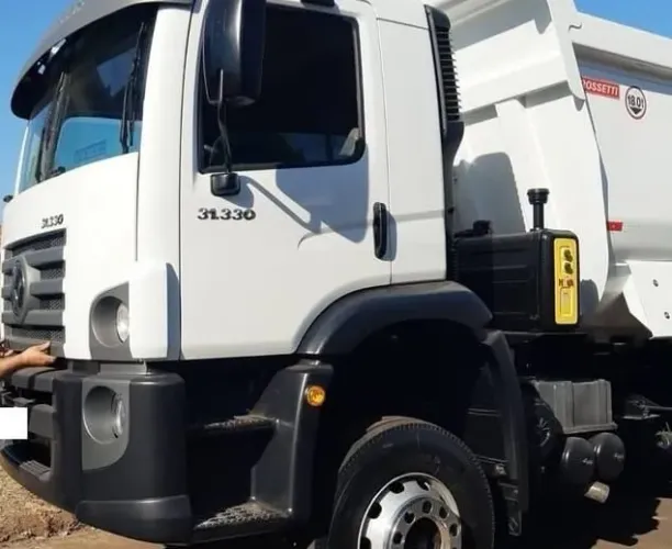 VW 31.330 CAÇAMBA 6X4 2015.