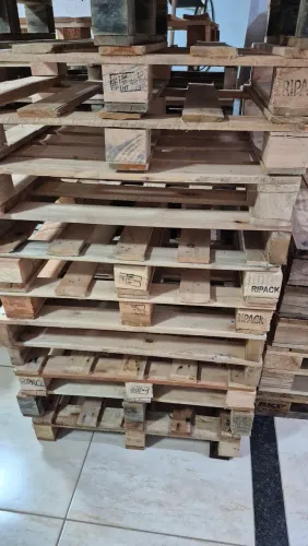 Pallets seminovos medidas variadas entre 1mt por 1.10, é 1.10 por 1.30, entregamos.