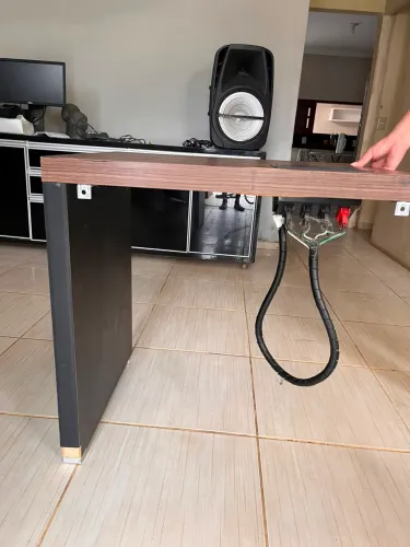 Mesa de escritório com tomadas embutidas - 74 x 61 cm