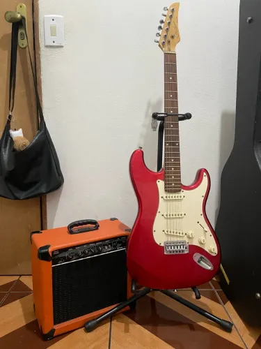 Guitarra Stratocaster + amplificador Strike G70 + 2 cabos P10 + capa