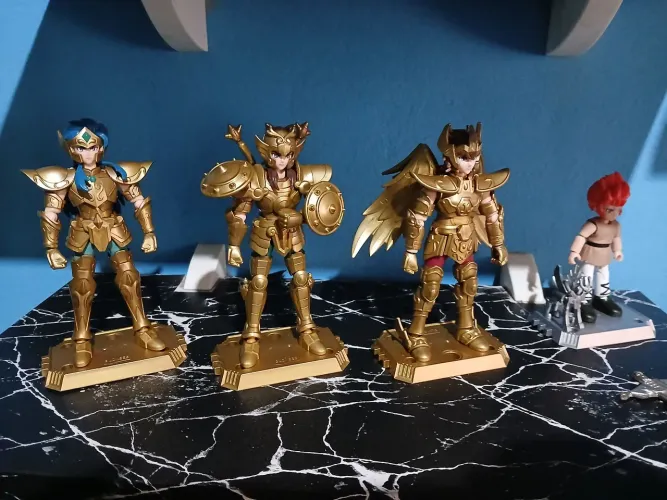 Bonecos cavaleiros do zodiaco e mario kart