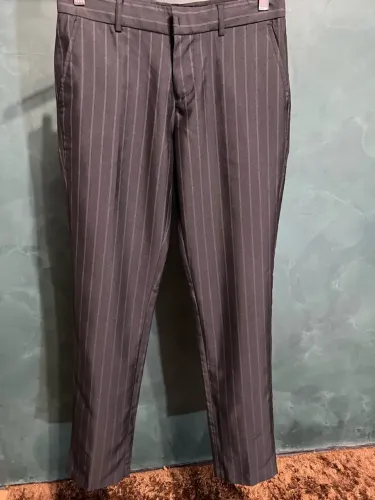 Calça social preta, risca da giz, tamanho 38, marca Siberian.