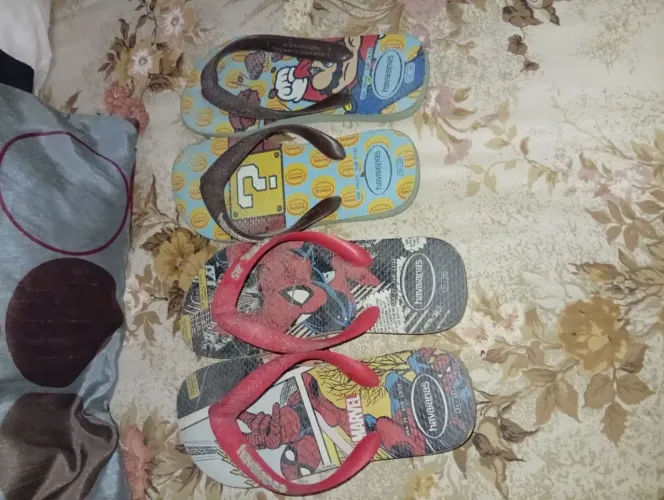 Kit 2 Chinelos Havaianas Infantis - Super Mario (29/30) e Homem-Aranha (31/32)