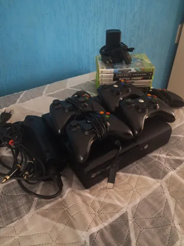 Xbox 360 Super Slim + 8 Jogos + HD 1TB + 4 Controles + Acessórios