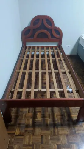 Cama de solteiro de madeira